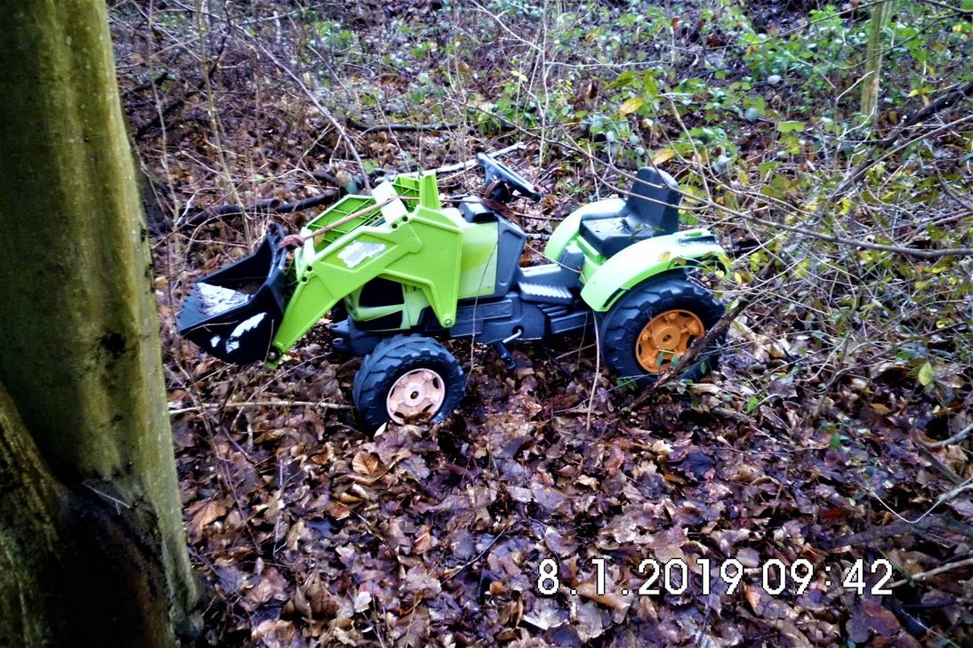 Unbekannte haben in der Elzstraße wieder jede Menge Müll illegal entsorgt. Foto: Eberhardt