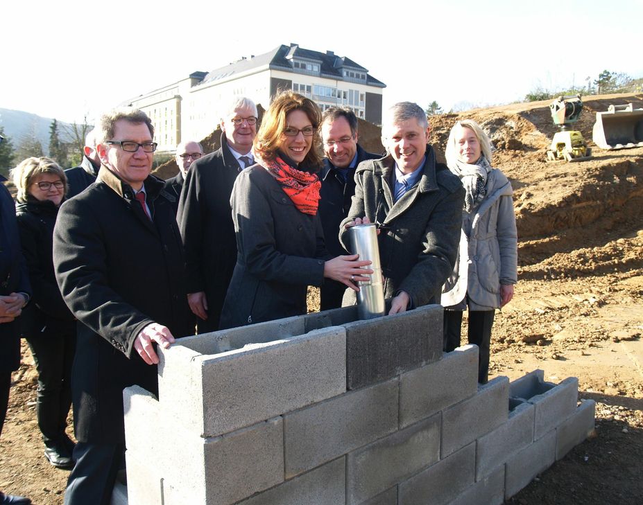 Januar: Grundsteinlegung für den Neubau der Psychiatrie am Verbundkrankenhaus, Standort Bernkastel. Der 16, 4 Mio Euro teure Neubau entsteht auf dem Gelände des ehemaligen Schwesternwohnheimes. Die Fertigstellung ist für das Frühjahr 2018 geplant.