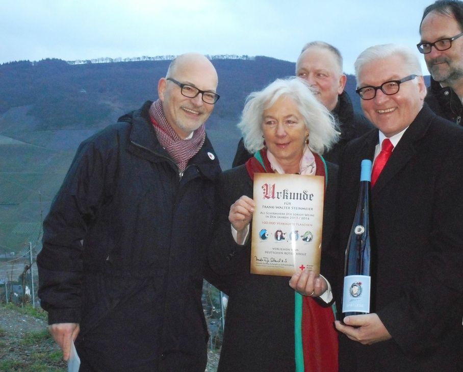 Februar: Stippvisite an der Mosel: Bundesaußenminister Frank-Walter Steinmeier kommt als Schirmherr über die „Loriot-Weine“, die das DRK-Sozialwerk Bernkastel-Wittlich produziert. DRK-Vizepräsidentin, Donata Freifrau Schenk zu Schweinsberg, überreicht ihm die symbolische 100.0000 Flasche.