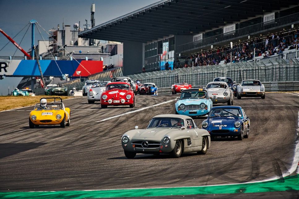 Zum ersten Mal in diesem Jahr kann der Nürburgring Zuschauer begrüßen. Zum AvD-Oldtimer-Grand-Prix sind pro Tag 5.000 Besucher gestattet. Foto: Robert Kah / Nürburgring