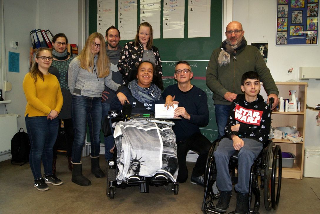 V.l.: Claire Botzet (FSJ), Nadine van Bellen (pädagogische Fachkraft), Lara, Jürgen Steffens (pädagogische Fachkraft), Christin, Ashley (Klassensprecherin), Markus Betz, Wolgang Weber (Klassenleiter W2) und Eren. Foto: Kreller