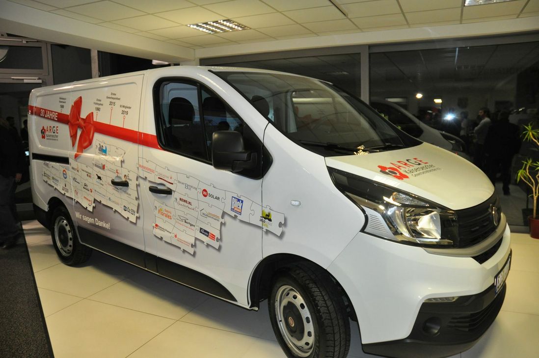 Eines von zwei "ARGE"-Mobilen, die auf das 30-jährige Bestehen aufmerksam machen.