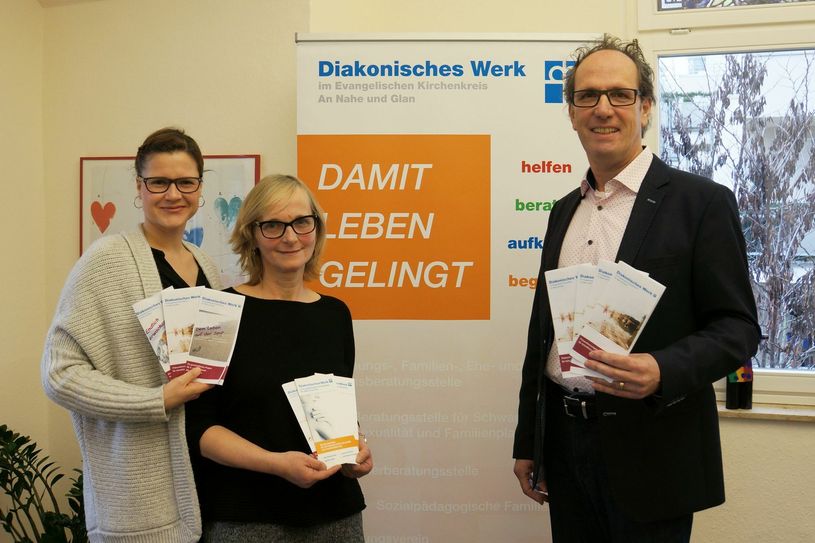 Ein anonymes, kostenfreies und vertrauliches Beratungsangebot und die Aufklärung über die Möglichkeit der vertraulichen Geburt. Meike Steinert, Birgit Mengel und Eckart Acker (von links nach rechts) vom Diakonischen Werk sehen darin eine hilfreiche Chance für Frauen in scheinbar hoffnungslosen Lebenssituationen.