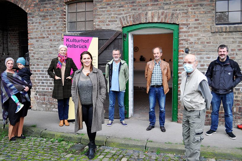 Freuen sich über das neue Repair-Café-Angebot (v.li.): Monika Wagner (Die Kaffeeoase), Marietta Thien (Kulturhof Velbrück e.V.), Elisa Mc Clellan (BUNT, Caritas Euskirchen), Karl-Heinz Proenen, Alfred Gemsa, Peter Klasmeier, Dr. Jens Hauslage (ehrenamtliche Reparaturfachkräfte). Foto: Carsten Düppengießer / Caritas Euskirchen