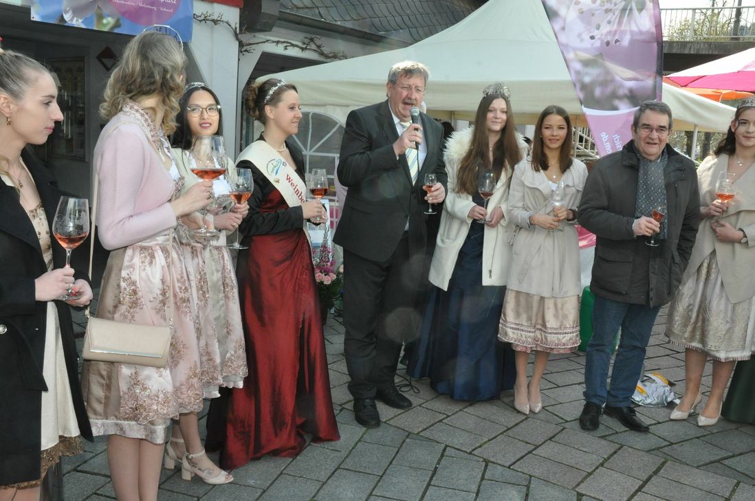 Stadtbürgermeister Walter Schmitz eröffnete den Blütenmarkt des Roten MoselWeinbergPfirsich.