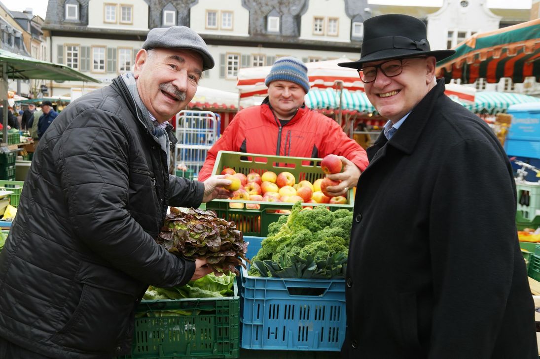 Kochen fürs Miteinander: Franz-Xaver Bürkle und Karl-Heinz Seeger bitten am Donnerstag im „Restaurant des Herzens“ zu Tisch.