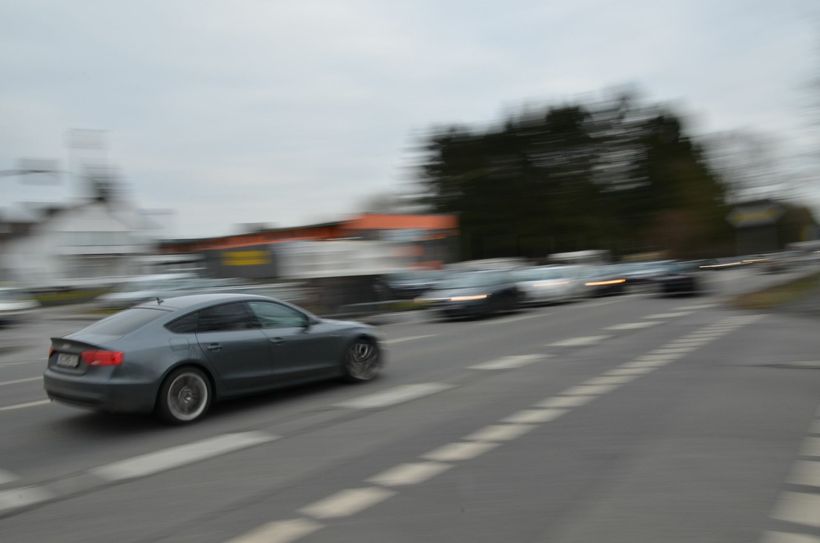 Wann der Verkehr auf der B258 durchgängig schneller rollen kann - wie er hier an der Kreuzung nach Schleckheim scheint - bleibt offen. Archivfoto: Fö