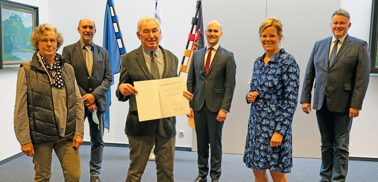 Die Ehrenurkunde erhielt Günter Altmeier (3.v.l.) von Landrätin Julia Gieseking (2.v.r.). Ingrid Altmeier (v.l.), Karl Stadtfeld, Thomas Scheppe und Gordon Schnieder gratulierten.