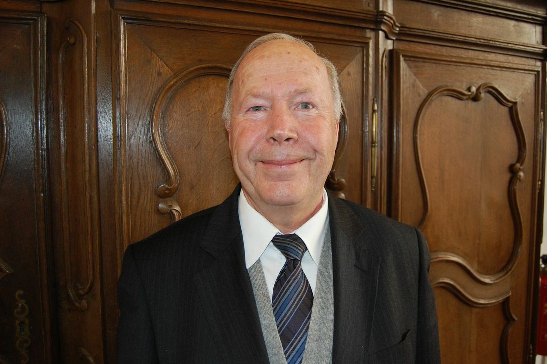 Walter Krumscheid (Neuwied). Walter Krumscheid war am 25. Mai 2015 als Reisender auf dem Bahnhof in Bullay unterwegs. Dort fand er auf einer Bank eine Kladde mit 16.800 Euro Bargeld. Er informierte umgehend die Polizei. Die konnte den rechtmäßigen Besitzer schnell ermitteln und ihm sein Geld zurückgeben. Es handelte sich um einen Mann, der auf dem Weg zu einem Autokauf war und die Kladde im Bahnhof liegen gelassen hatte. Glücklicherweise befand sich darin neben dem Geld noch ein Brief mit der Firmenadresse des vergesslichen Autokäufers.