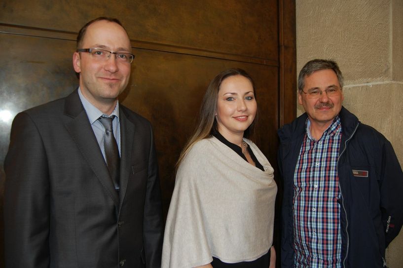 Carsten Pfennig (Trier), Katarina Steimann (Trier) und Carl Koch (Trier). Sie haben in einer hervorragenden, über mehrere Stunden andauernden Zusammenarbeit mit der Polizei eine 87-jährige Frau aus Trier davor bewahrt, Opfer eines Enkeltrickbetrügers zu werden. Zudem ist es der Polizei dank ihrer Mitarbeit gelungen, einen Tatverdächtigen quasi auf frischer Tat festzunehmen. Das Ganze begann am 19. August 2015 um 13.30 Uhr mit einem betrügerischen Anruf bei der 87-Jährigen, die daraufhin von ihrem Konto bei der Sparkasse 25.000 Euro abheben wollte. Der Sparkassenmitarbeiter Carsten Pfennig schöpfte allerdings Verdacht und informierte die Polizei. Damit löste er einen größeren, teilweise verdeckt geführten Polizeieinsatz aus, in dessen Verlauf Carl Koch als Taxiunternehmer, Katarina Steimann als Hotelmitarbeiterin sowie weitere Personen Hand in Hand mit der Polizei zusammenarbeiteten. Schlussendlich konnte die Polizei den Täter am nächsten Vormittag in Trier festnehmen.