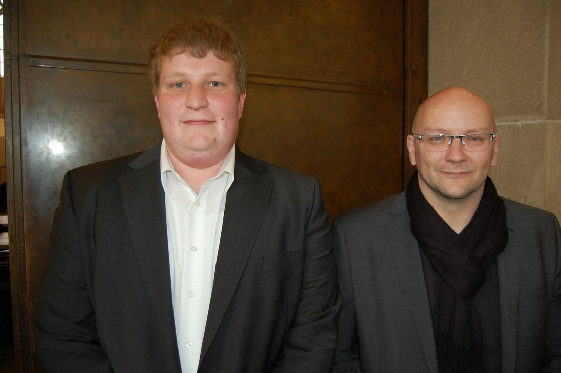 Dominik Quary (Schweich) und Wolfgang Marbach (Morbach). Sie retteten einen Autofahrer vor einem Suizid. Der 28-Jährige war am 5. März 2016 nach einem Familienstreit auf der Autobahn bei Riol in die Leitplanken gefahren und wollte anschließend von der Autobahnbrücke in die Tiefe springen. Er war bereits über ein Brückengeländer geklettert. Wolfgang Marbach gelang es, den Mann im Gespräch dazu zu bewegen, wieder zurück zu klettern. Gemeinsam haben sie beide den 28-Jährigen dann überwältigt und der Polizei übergeben.