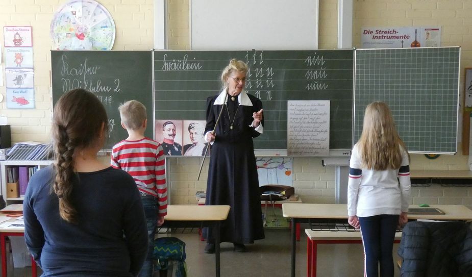 »Schule zur Kaiserzeit« geht auf Reisen und kann von den Schulen in der Region gebucht werden. Foto: Heinz-Theo Gerhards/LVR