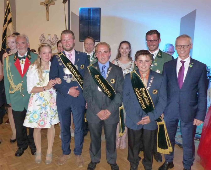 Noch bis Samstag, 18. Mai, 15 Uhr sind diese Gemeindemajestäten im Amt. Dann wird in Rollesbroich der Schützenkönig neu ausgeschossen. Foto: Hoffmann