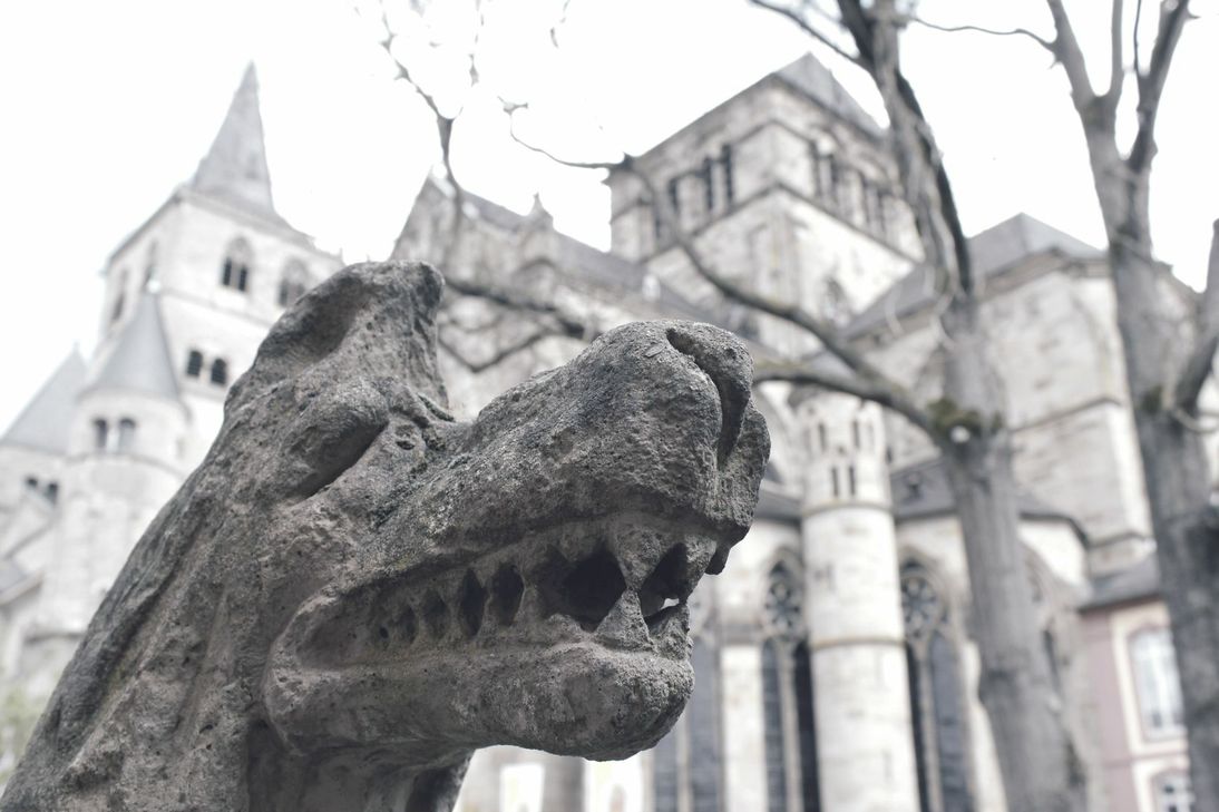 Gästebegleiterin Birgit Spitzley erzählt in ihrer Sondertour "Unser sagenhaftes Trier" die lustigsten und kuriosesten Legenden und Anekdoten aus Trier. Foto: Trier Tourismus und Marketing GmbH