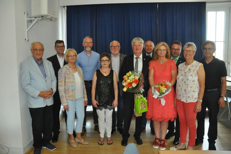 Die neue Verwaltungsspitze verabschiedete die ausgeschiedenen Ratsmitglieder sowie Bürgermeister Rolf Schumacher und die Beigeordnete Martina Luig-Kaspari.