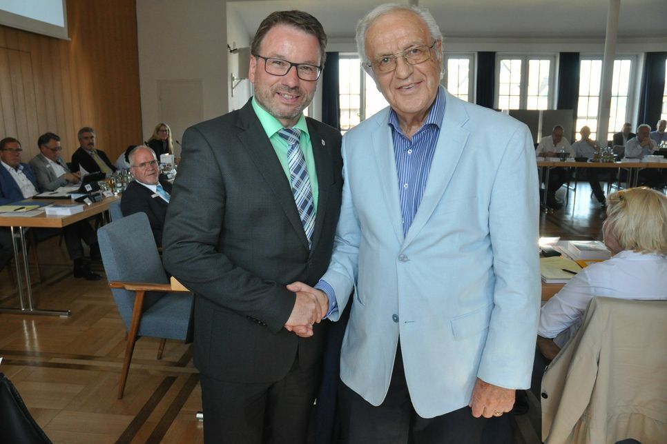 Oberbürgermeister Wolfgang Treis dankte Peter Wilbert für ein halbes Jahrhundert ehrenamtlichen Einsatz zum Wohle der Stadt.