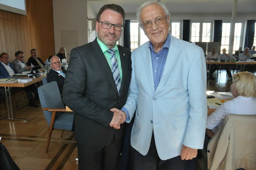 Oberbürgermeister Wolfgang Treis dankte Peter Wilbert für ein halbes Jahrhundert ehrenamtlichen Einsatz zum Wohle der Stadt.