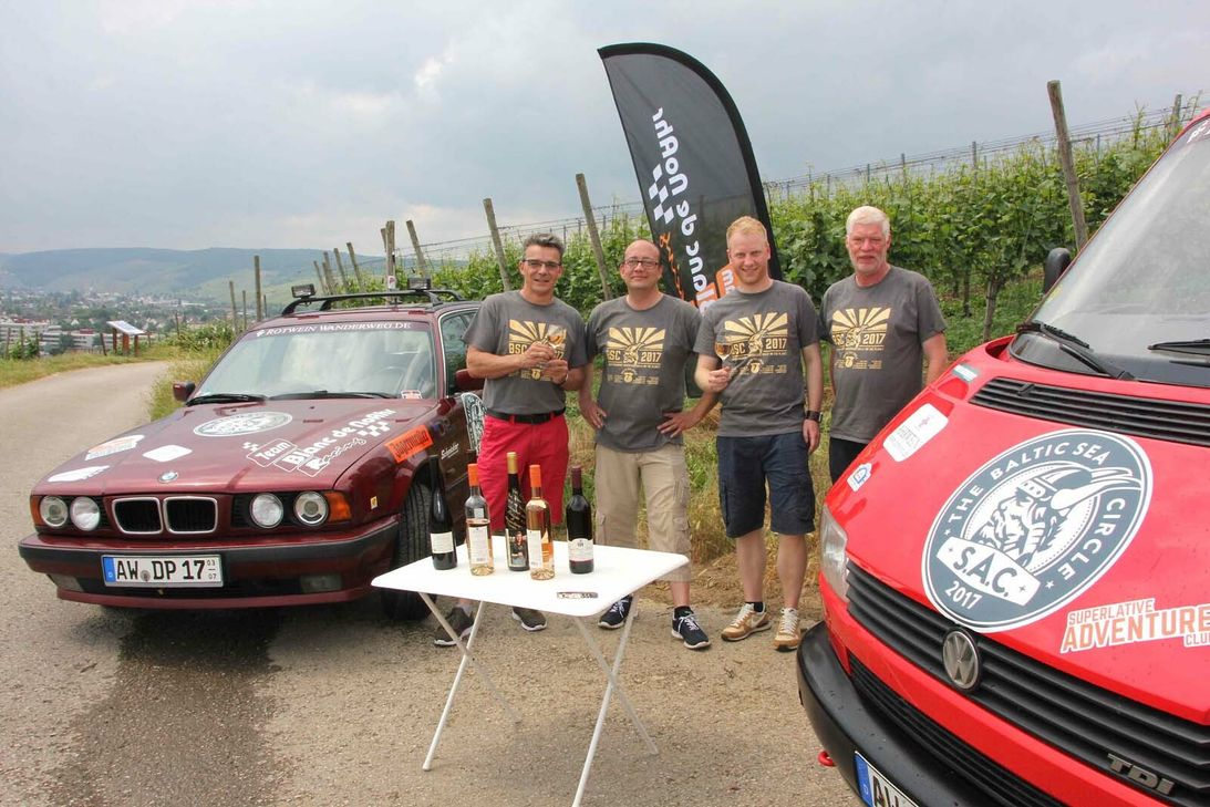 Voller Vorfreude sind die vier Rallye-Piloten aus dem Ahrtal (v.l.): Dietmar Brand und Marc Sebastian (5er BMW Touring) sowie Georg Giffels und Dieter Broicher (T4 VW-Bus). Foto: Privat