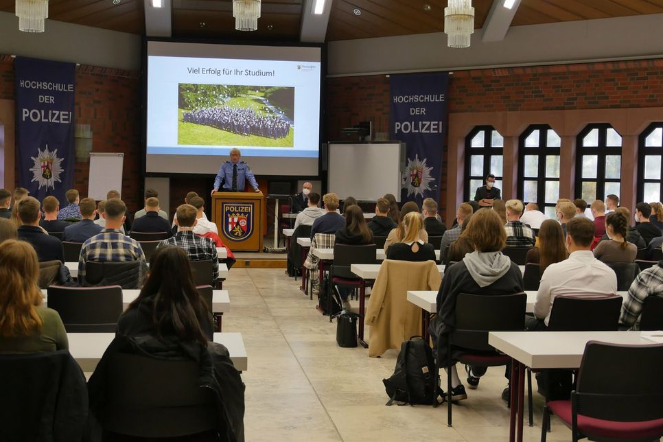 Diese Woche wurde der neue Bachelorstudiengang mit insgesamt 221 Studierenden am Campus Hahn begrüßt.