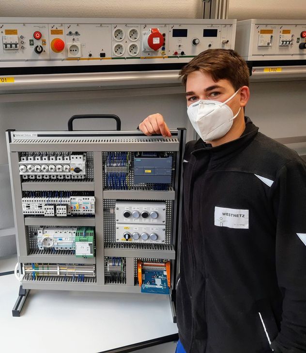 Natanael Dolcos bei der praktischen Prüfung zum Elektroniker für Betriebstechnik. (Foto: Westnetz)