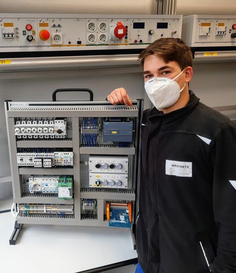 Natanael Dolcos bei der praktischen Prüfung zum Elektroniker für Betriebstechnik. (Foto: Westnetz)