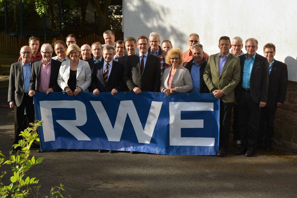 ild: RWE ist weiterhin für die Straßenbeleuchtung der Verbandsgemeinde Schweich zuständig. Zur Vertragsunterzeichnung kamen Repräsentanten aus den Gemeinden und vom Unternehmen zusammen.