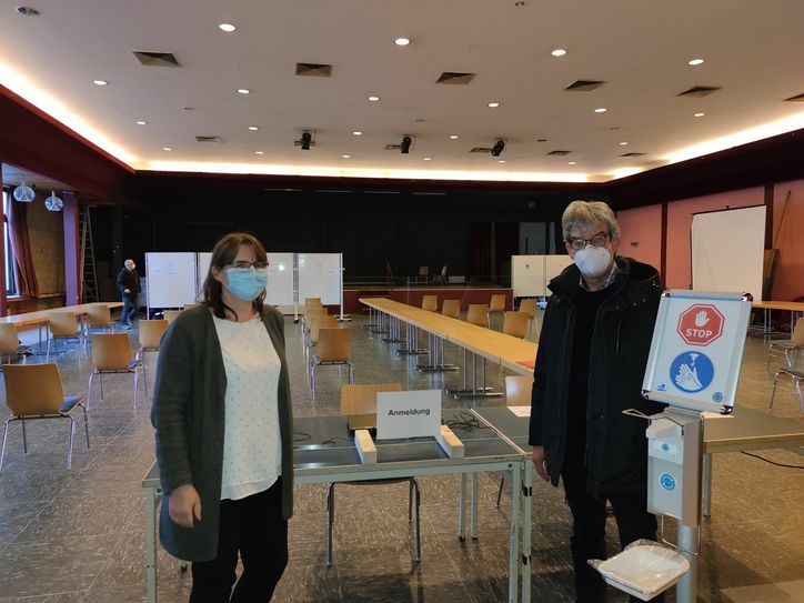 VG-Bürgermeister Alfred Steimers und Tanja Schug von der Verbandsgemeindeverwaltung Ulmen im Testzentrum im Bürgersaal in Ulmen.