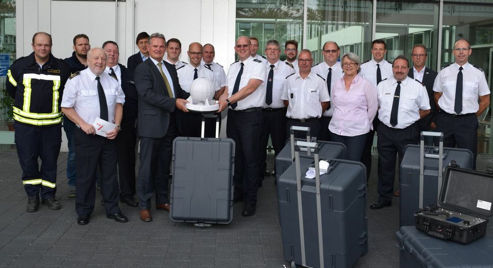 Landrat Günter Rosenke überreichte fünf mobile Sirenen an die Vertreter der Feuerwehren aus Bad Münstereifel, Euskirchen, Mechernich, Schleiden und Blankenheim.Foto: Scholl