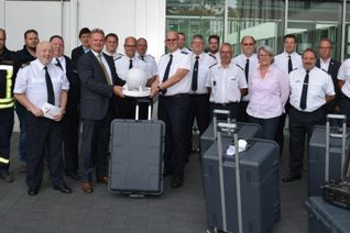 Landrat Günter Rosenke überreichte fünf mobile Sirenen an die Vertreter der Feuerwehren aus  Bad Münstereifel, Euskirchen, Mechernich, Schleiden und Blankenheim.Foto: Scholl