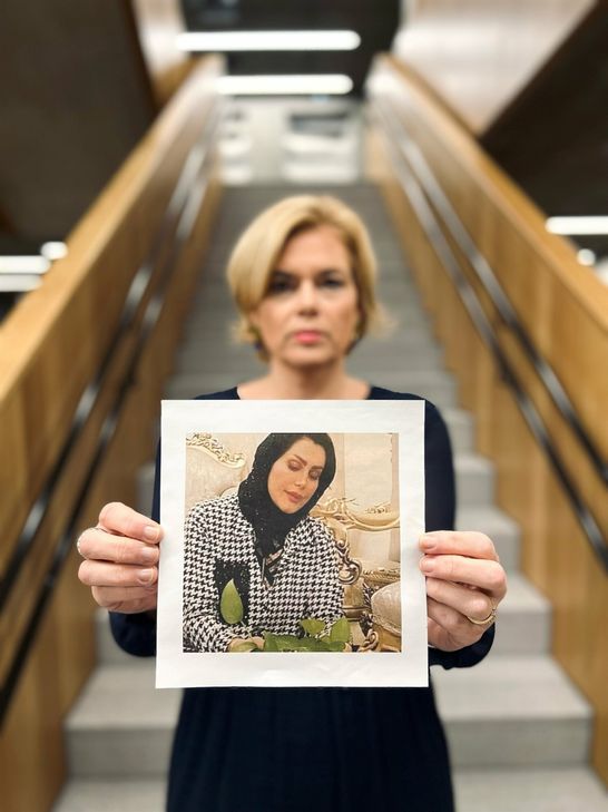 Julia Klöckner zeigt ein Foto von Fahime Karimi