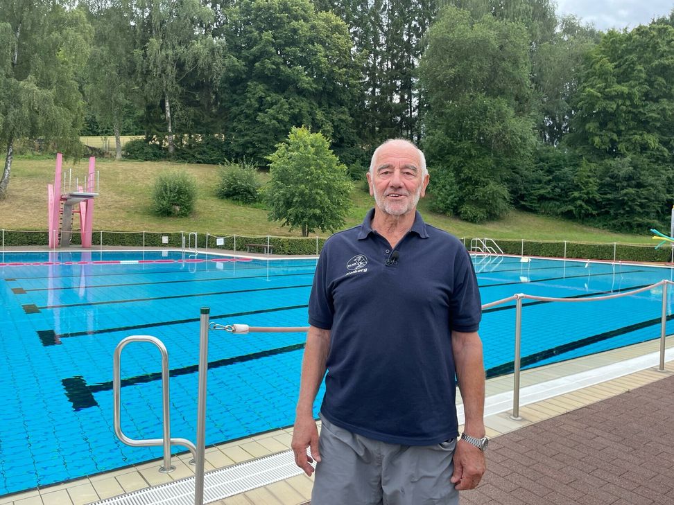 Der Schwimmtrainer Josef Hausen aus Kelberg ist einer von neun Kandidaten für den Ehrenamtspreis.                         Foto: SWR