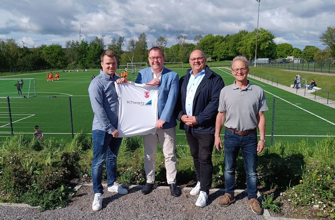 Mit Carsten Breuer als neuem Trainer sowie sowie Uli Kirch , dem Vorsitzenden Axel Tings und Sponsor Alexander Wilden stellt sich der TuS Lammersdorf neu auf.