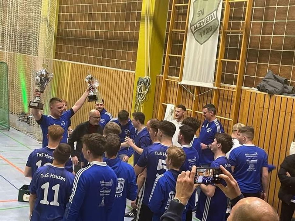 Bei der Hallenfußballstadtmeisterschaft rollt der Ball.