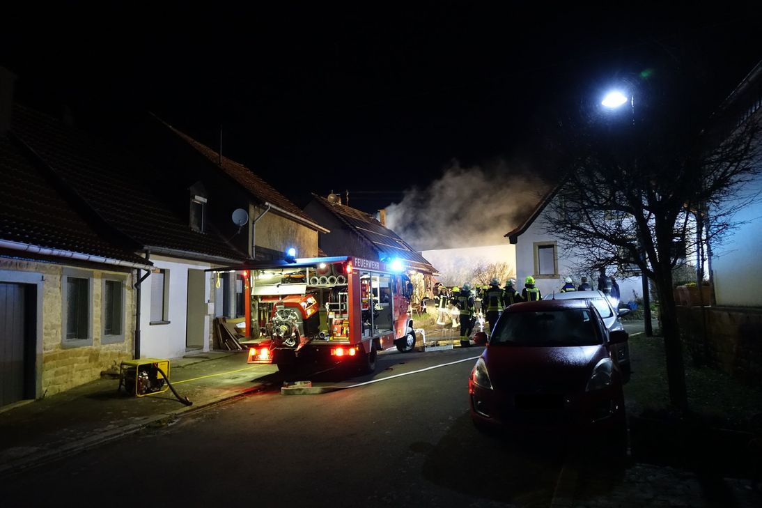 Die Wehrleute konnten durch ihr schnelles Eingreifen verhindern, dass der Schuppenbrand auf die Nachbargebäude übergreift.