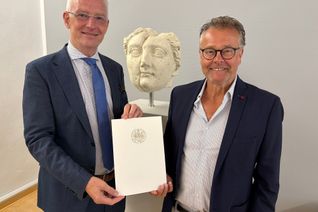 Oberbürgermeister Wolfram Leibe (links) überreicht Hans-Werner Meyer seine Ruhestandsurkunde.
