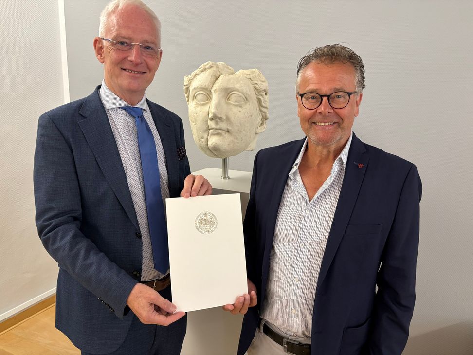 Oberbürgermeister Wolfram Leibe (links) überreicht Hans-Werner Meyer seine Ruhestandsurkunde.