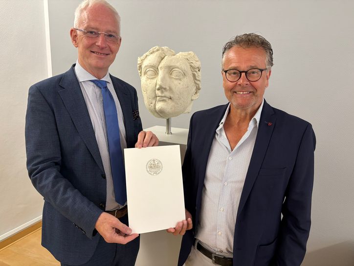 Oberbürgermeister Wolfram Leibe (links) überreicht Hans-Werner Meyer seine Ruhestandsurkunde.