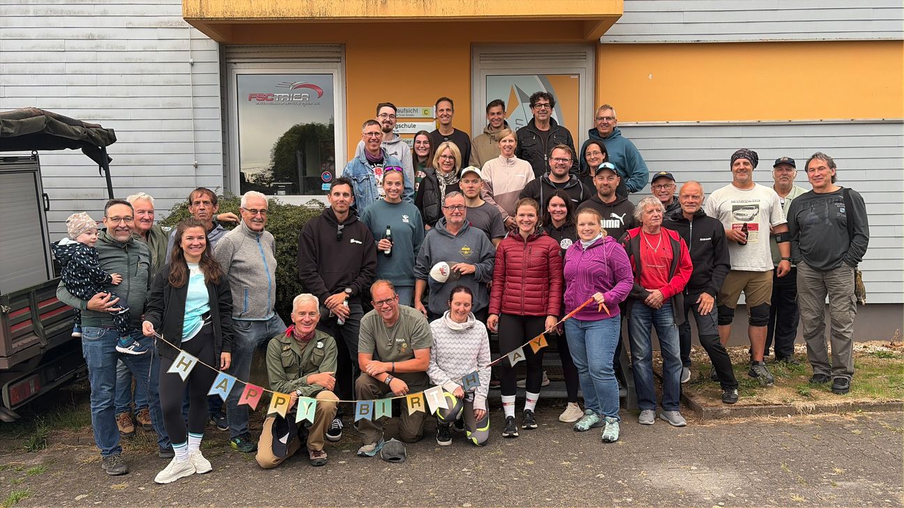 Gruppenbild der ehemaligen und aktiven Fallschirmspringer des FSC Trier