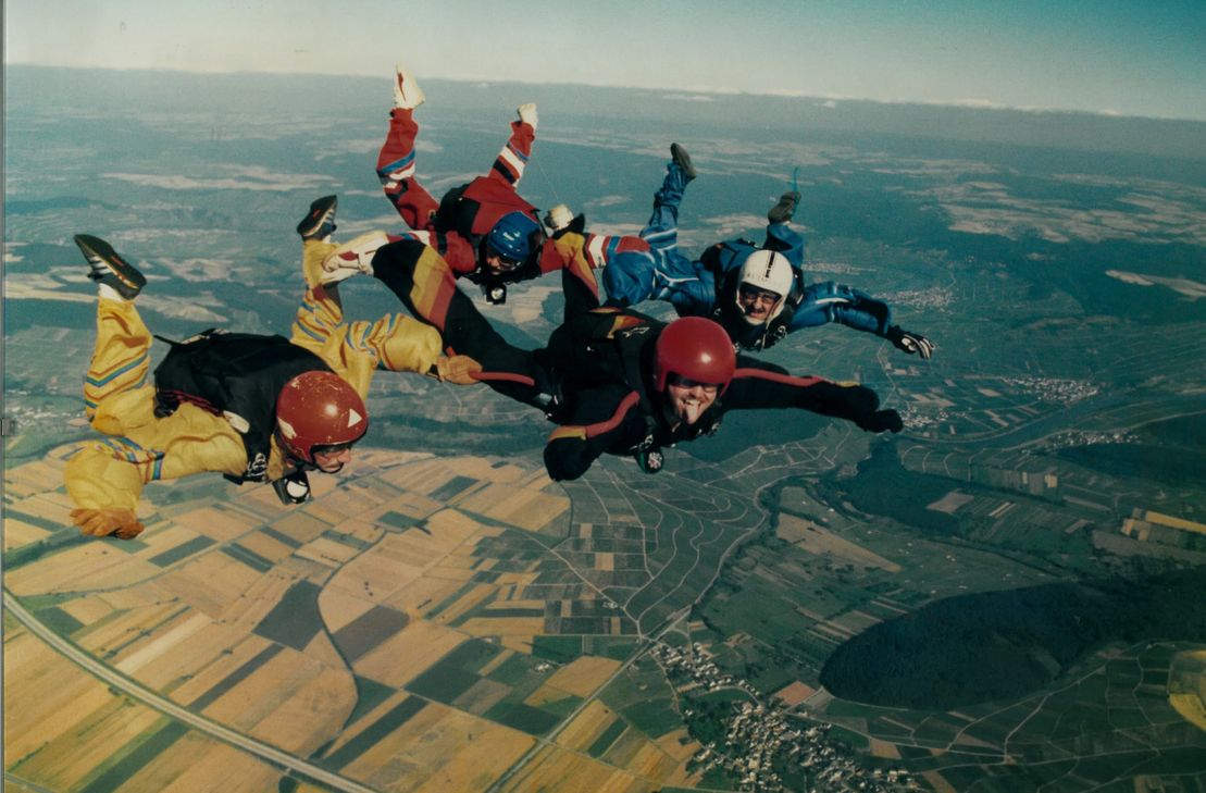 Freifallfoto aus den 80er Jahren über Trier-Föhren (man erkennt am unteren Bildrand Bekond und die A1. Die Springer von links nach rechts, Alfred Mayer, Klaus Reute, Raimund Thieltges und Alfred Hauprich im Hintergrund. Von diesen vier Springern waren am Samstag drei persönlich vor Ort.
