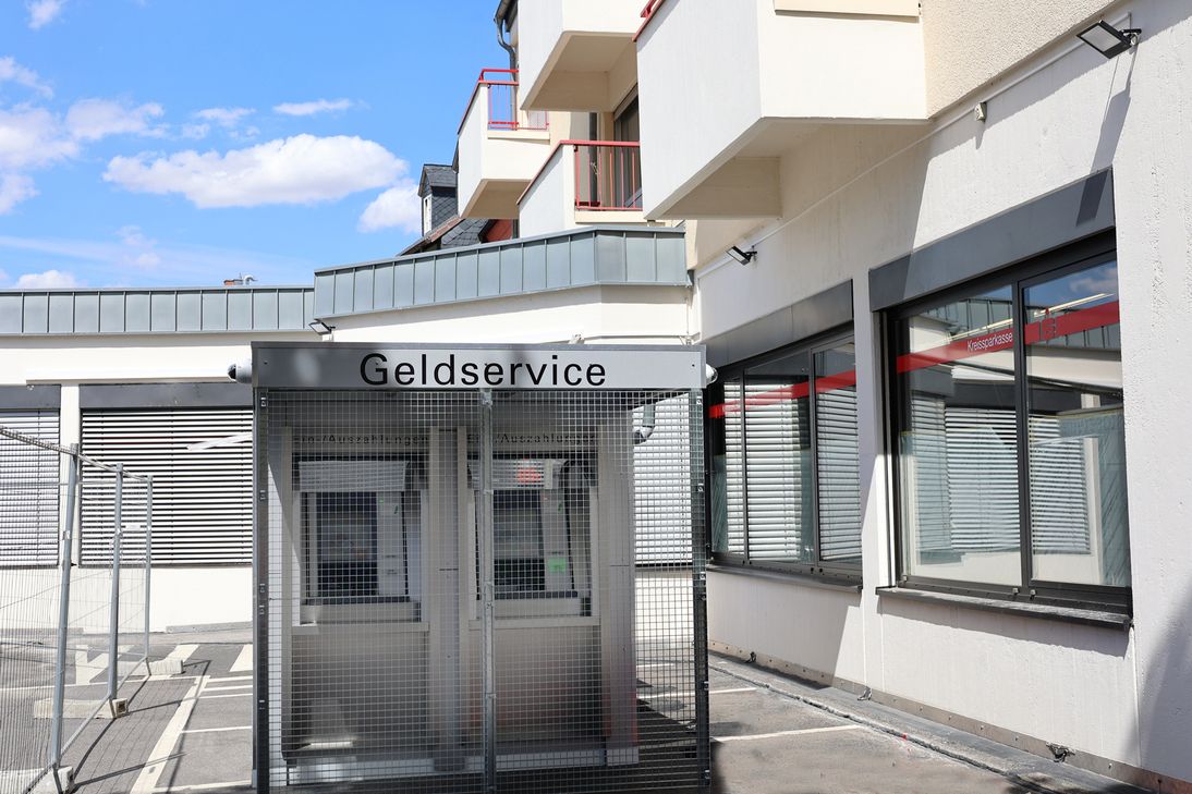 Der SB-Container auf dem Parkplatz des KSK-Beratungscenters Zülpich gehört bald der Geschichte an.