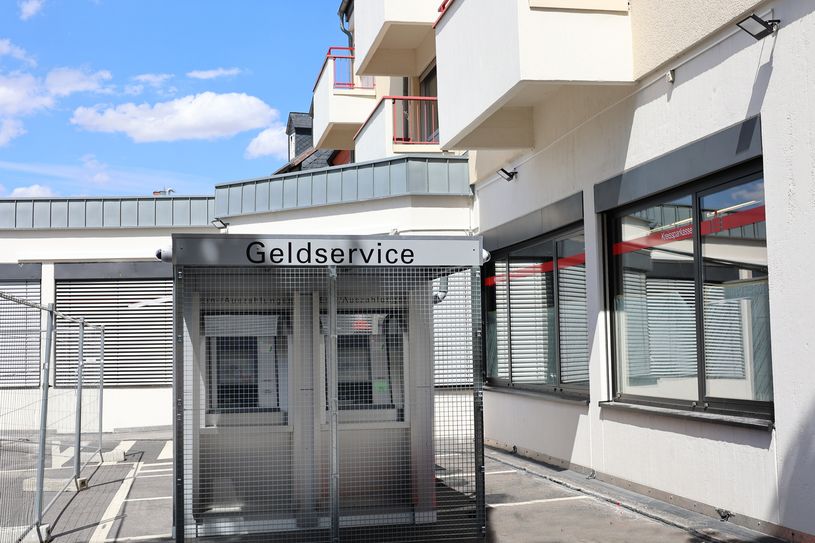 Der SB-Container auf dem Parkplatz des KSK-Beratungscenters Zülpich gehört bald der Geschichte an.