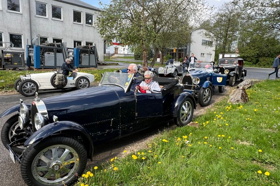 Der Bugatti-Club Deutschland tourte durch die Eifel und ließ sich von Bernhard Roder in die Geheimnisse der Druckkunst einweihen.