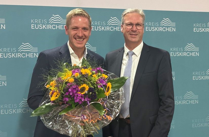 Markus Ramers (li.), hier mit Kreiswahlleiter Achim Blindert (re.), hat die Landratswahl im Kreis Euskirchen für sich  entschieden und geht in seine zweite Amtszeit.