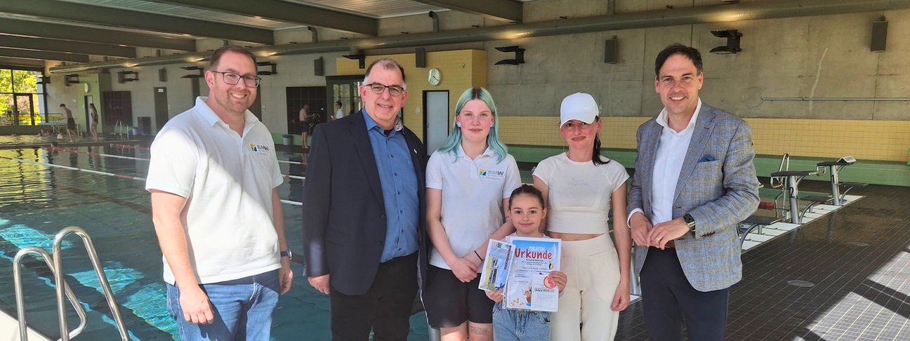 Bürgermeister Guido Wacht, Vorsitzender des SMW-Verwaltungsrates, Ralf Zorn, Vorstand der Saar-Mosel Werke Konz AöR, Jens Becker, Betriebsleiter des Saar-Mosel-Bads, sowie das Kind und seine Mutter kamen zu einem gemeinsamen Fototermin zusammen.