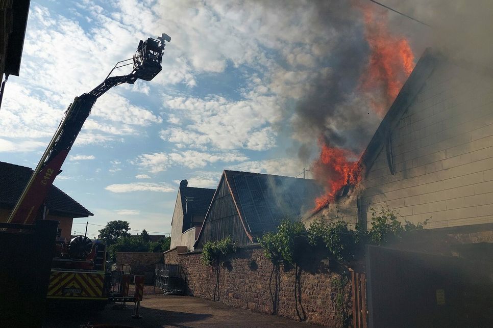 Die Helfer verhinderten das Übergreifen der Flammen auf Nachbargebäude, das Haus selbst war allerdings nicht mehr zu retten.