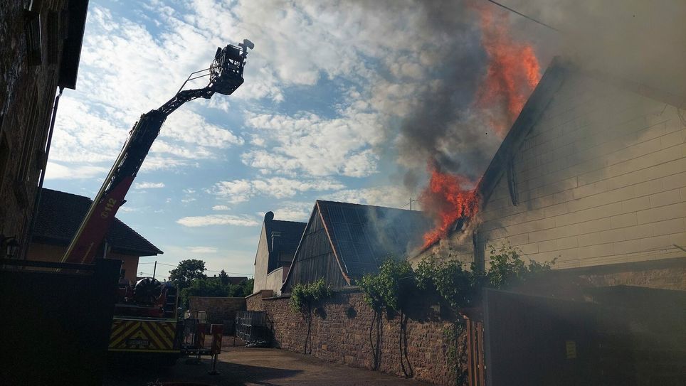 Die Helfer verhinderten das Übergreifen der Flammen auf Nachbargebäude, das Haus selbst war allerdings nicht mehr zu retten.