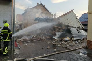 Die Helfer verhinderten das Übergreifen der Flammen auf Nachbargebäude, das Haus selbst war allerdings nicht mehr zu retten.
