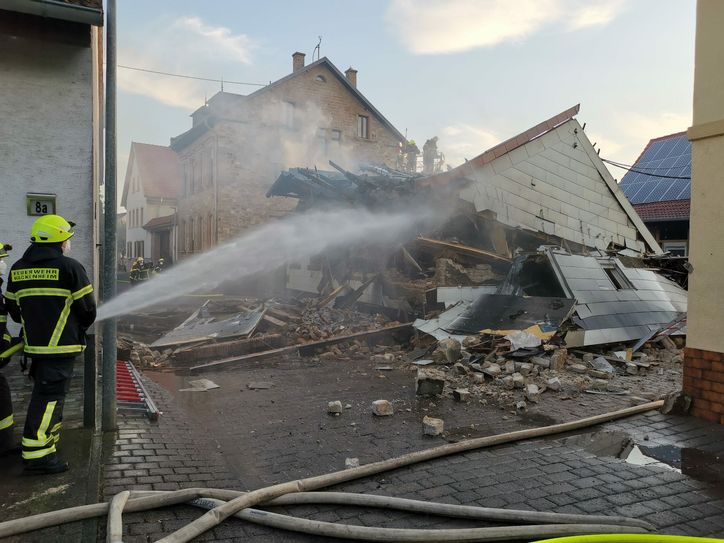 Die Helfer verhinderten das Übergreifen der Flammen auf Nachbargebäude, das Haus selbst war allerdings nicht mehr zu retten.