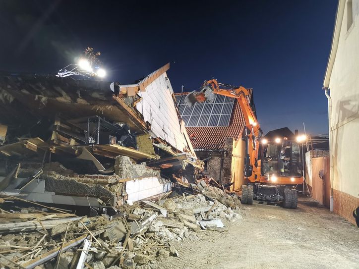 Die Helfer verhinderten das Übergreifen der Flammen auf Nachbargebäude, das Haus selbst war allerdings nicht mehr zu retten.