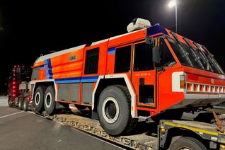 Das GFLF 60/80 - 8 (Großflugfeldlöschfahrzeug), Simba 6x6 der Firma Rosenbauer.